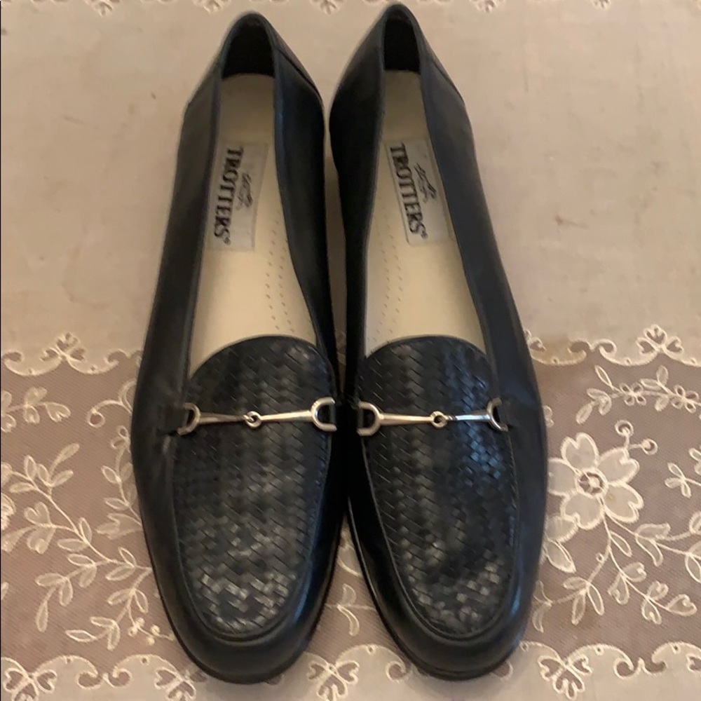 Trotters heeled loafer